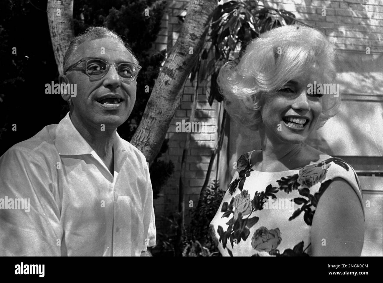 Photo Ancienne – George Cukor, Marilyn Monroe Et Yves Montand En Conversation