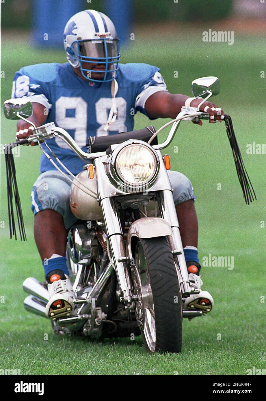 Detroit Lions defensive linebacker Henry Thomas drives off Detroit Lions defensive linebacker Henry Thomas drives off