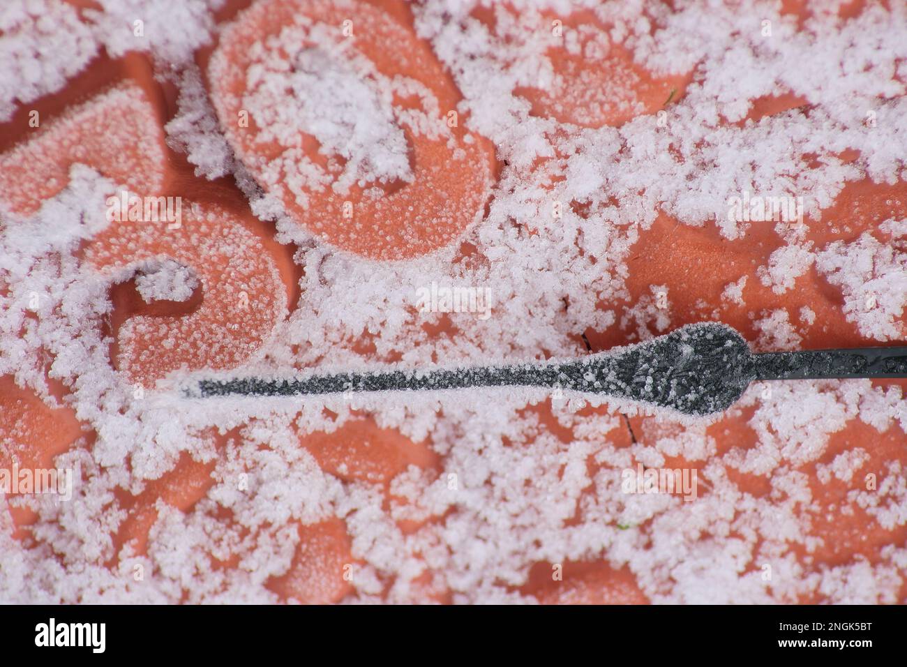 https://c8.alamy.com/comp/2NGK5BT/closeup-of-a-large-outdoor-clock-style-thermometer-covered-in-frost-showing-30-degrees-2NGK5BT.jpg