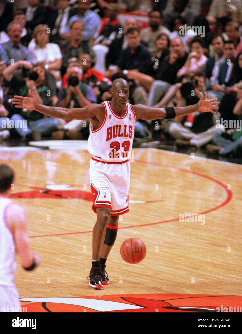 michael jordan playing in 5s