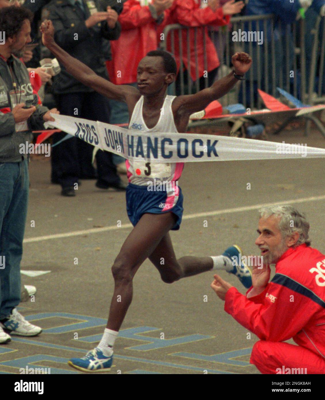 Juma Ikangaa of Tanzania cross the finish line Nov. 6, 1989