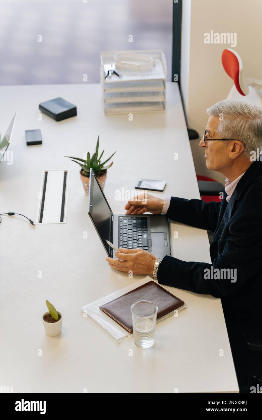 A photo of a company's boss explaining something Stock Photo - Alamy