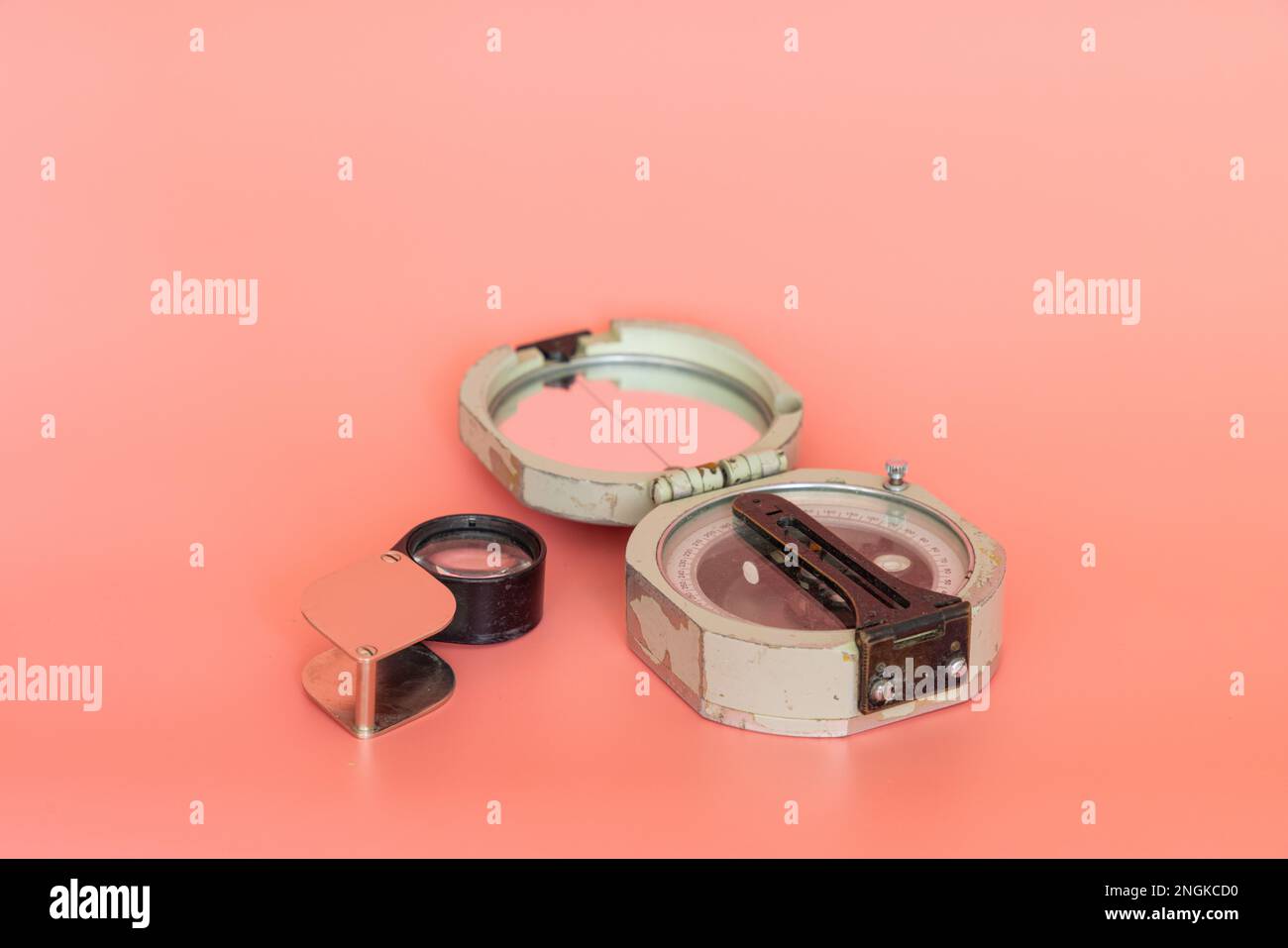 Geological fieldwork tools hammer - Geological Fieldwork Tools Hammer Compass Magnifying Glass Rock Samples Topographic And Geological Maps 2NGKCD0 