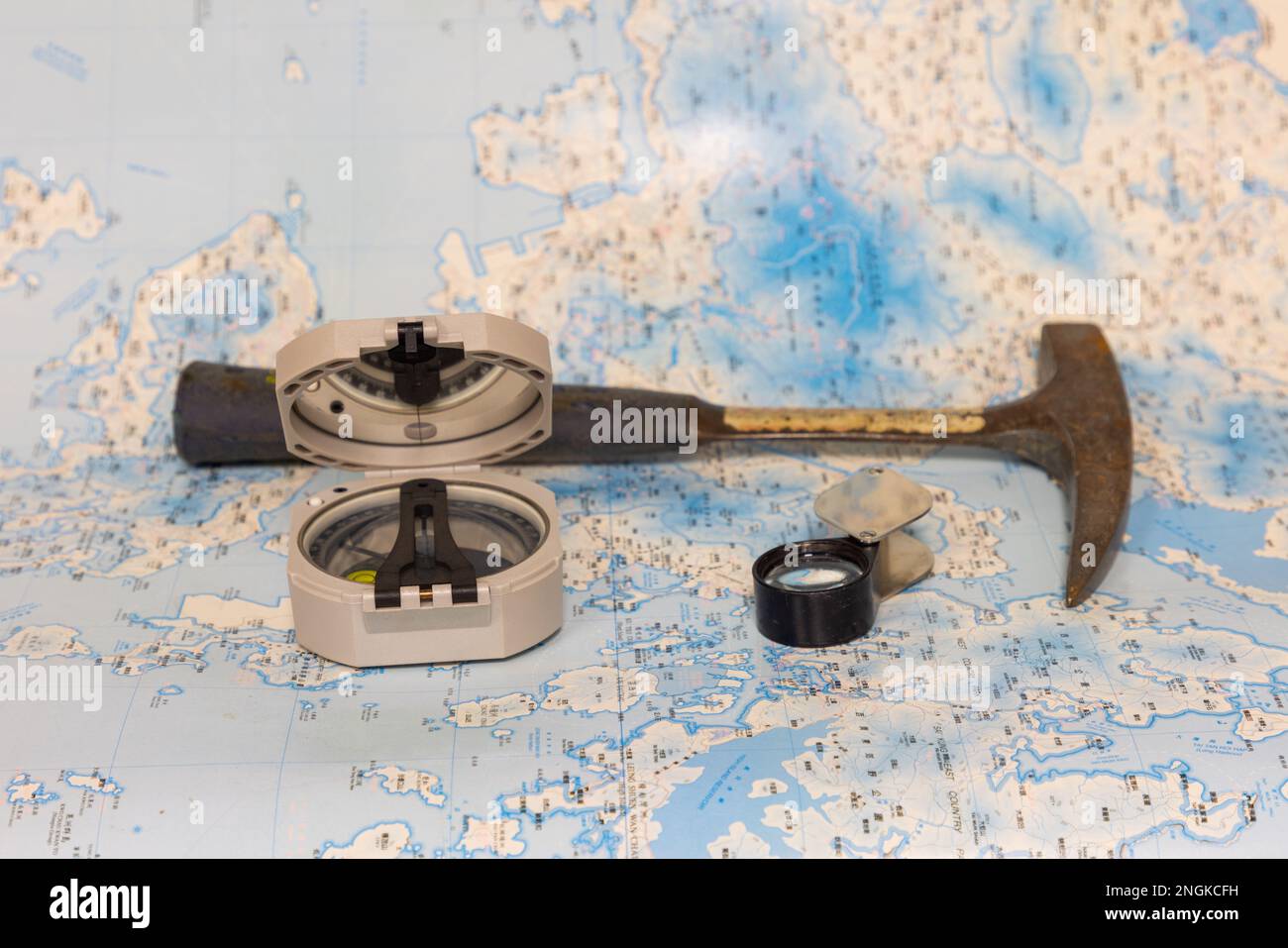 Geological fieldwork tools hammer - Geological Fieldwork Tools Hammer Compass Magnifying Glass Rock Samples Topographic And Geological Maps 2NGKCFH 