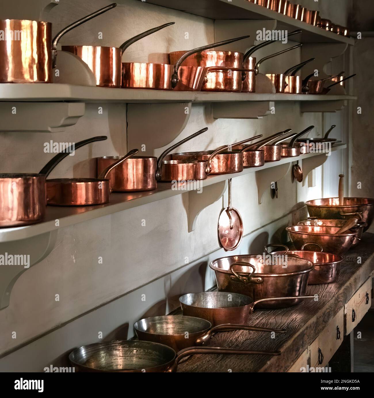 https://c8.alamy.com/comp/2NGKD5A/victorian-kitchen-showing-dozens-of-copper-pots-and-pans-2NGKD5A.jpg