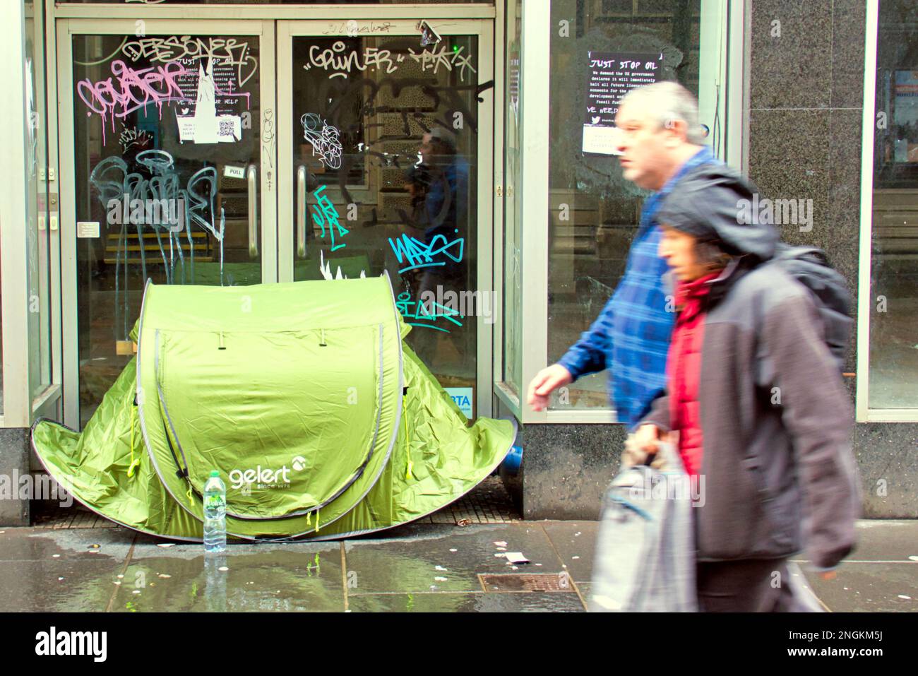 Glasgow, Scotland, UK  18th February, 2023. UK Weather:  Wet as rain sprouts umbrellas over the city centre. Homeless use pop up tents on the streets as umbrellas.  Credit Gerard Ferry/Alamy Live News Stock Photo