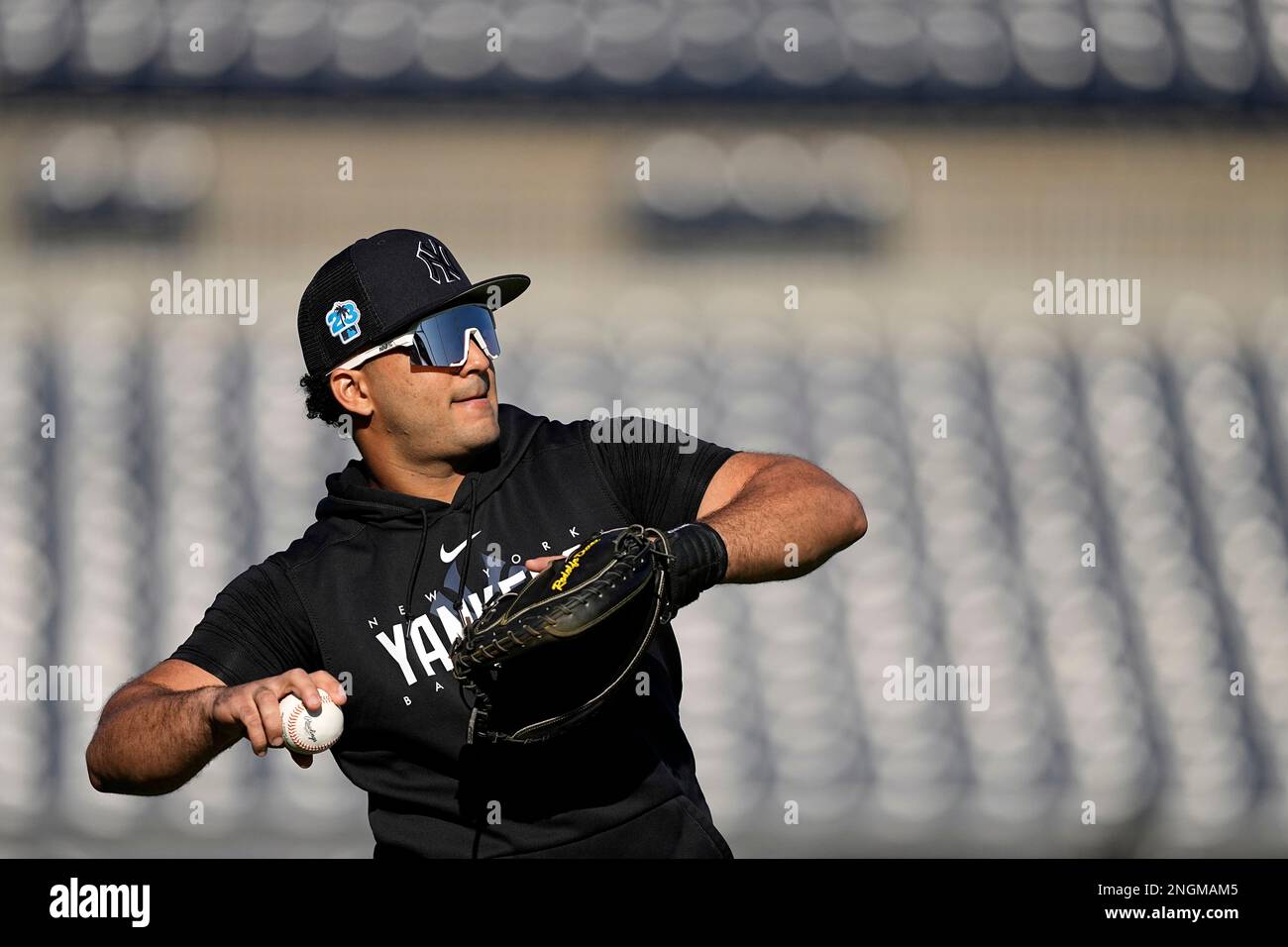 New York Yankees catcher Rodolfo Duran throws during a spring