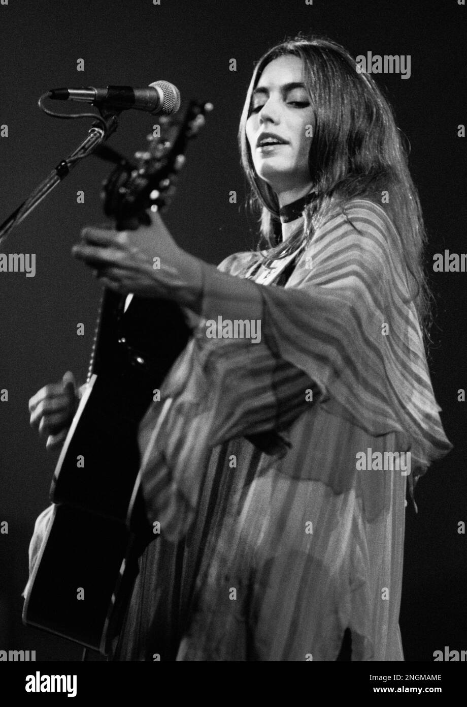 Emmylou harris 1975 hires stock photography and images Alamy