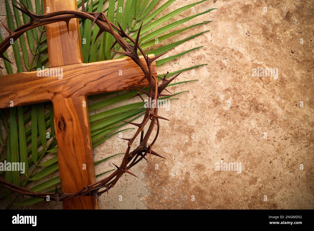 Crown of thorns and cross hi-res stock photography and images - Alamy