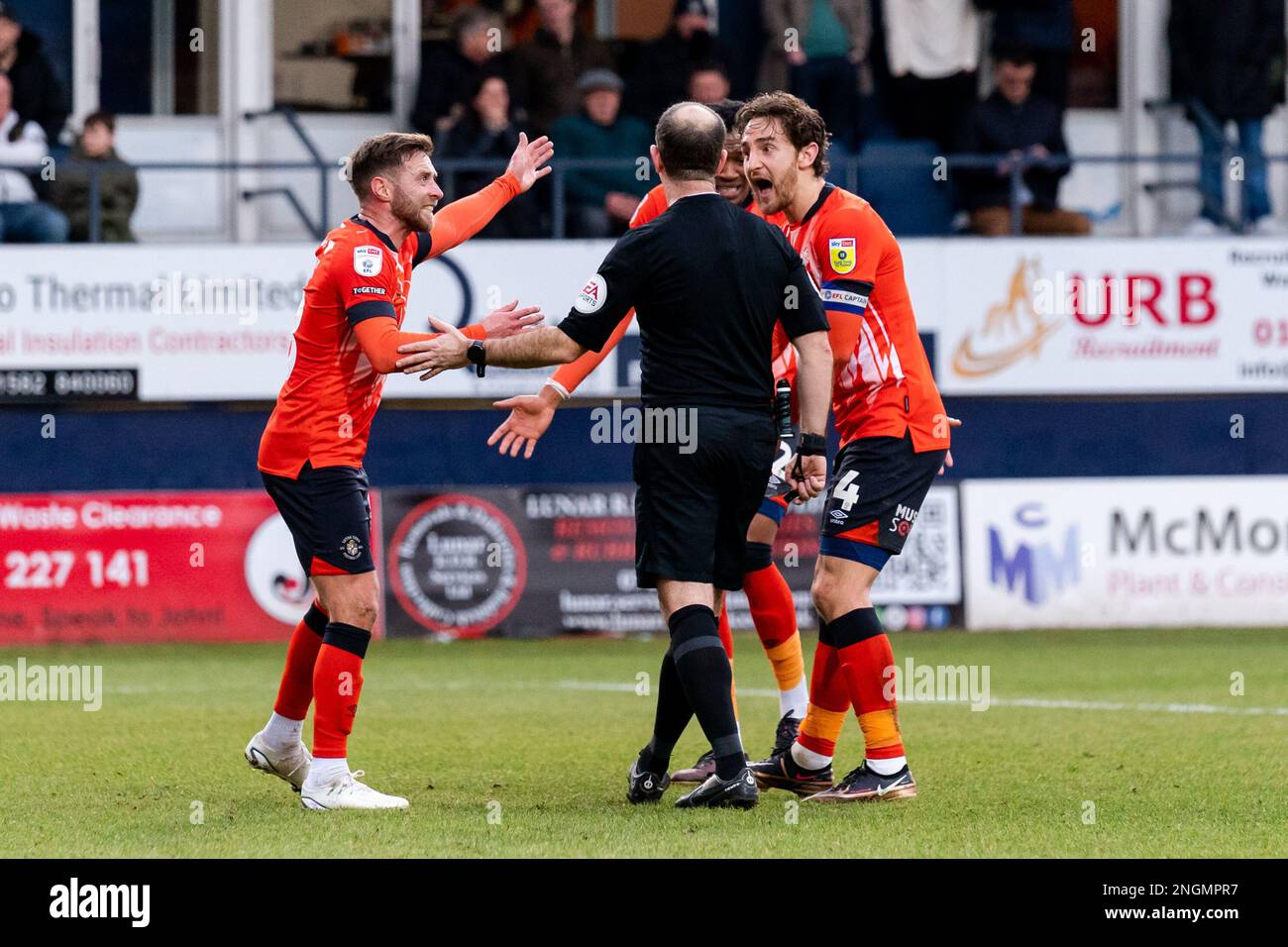 Tom Lockyer #4 of Luton Town remonstrates with the referee Jeremy Simpson for awarding a penalty to Burnley during the Sky Bet Championship match Luton Town vs Burnley at Kenilworth Road, Luton, United Kingdom, 18th February 2023  (Photo by Richard Washbrooke/News Images) Stock Photo