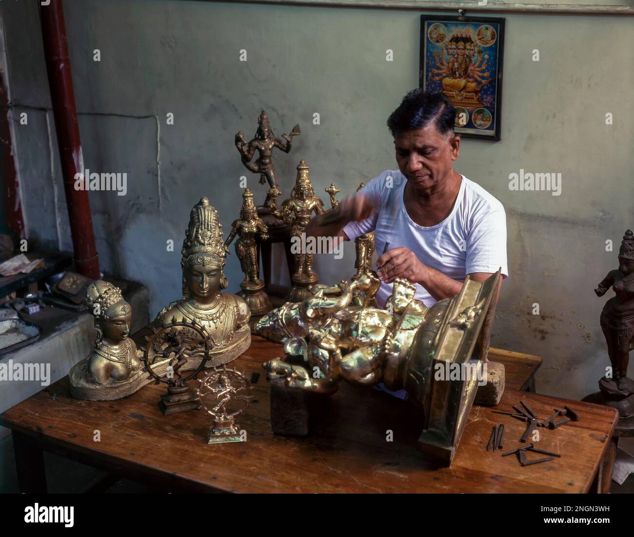 Artisan making bronze sculptures, Swamimalai near Kumbakonam, Thanjavur