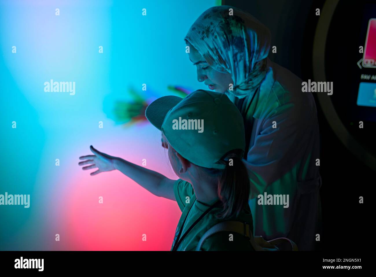 © 2023 John Angerson - Xposure photography festival. Child is taught about lighting and mixing coloured lights United Arab Emirates. Stock Photo