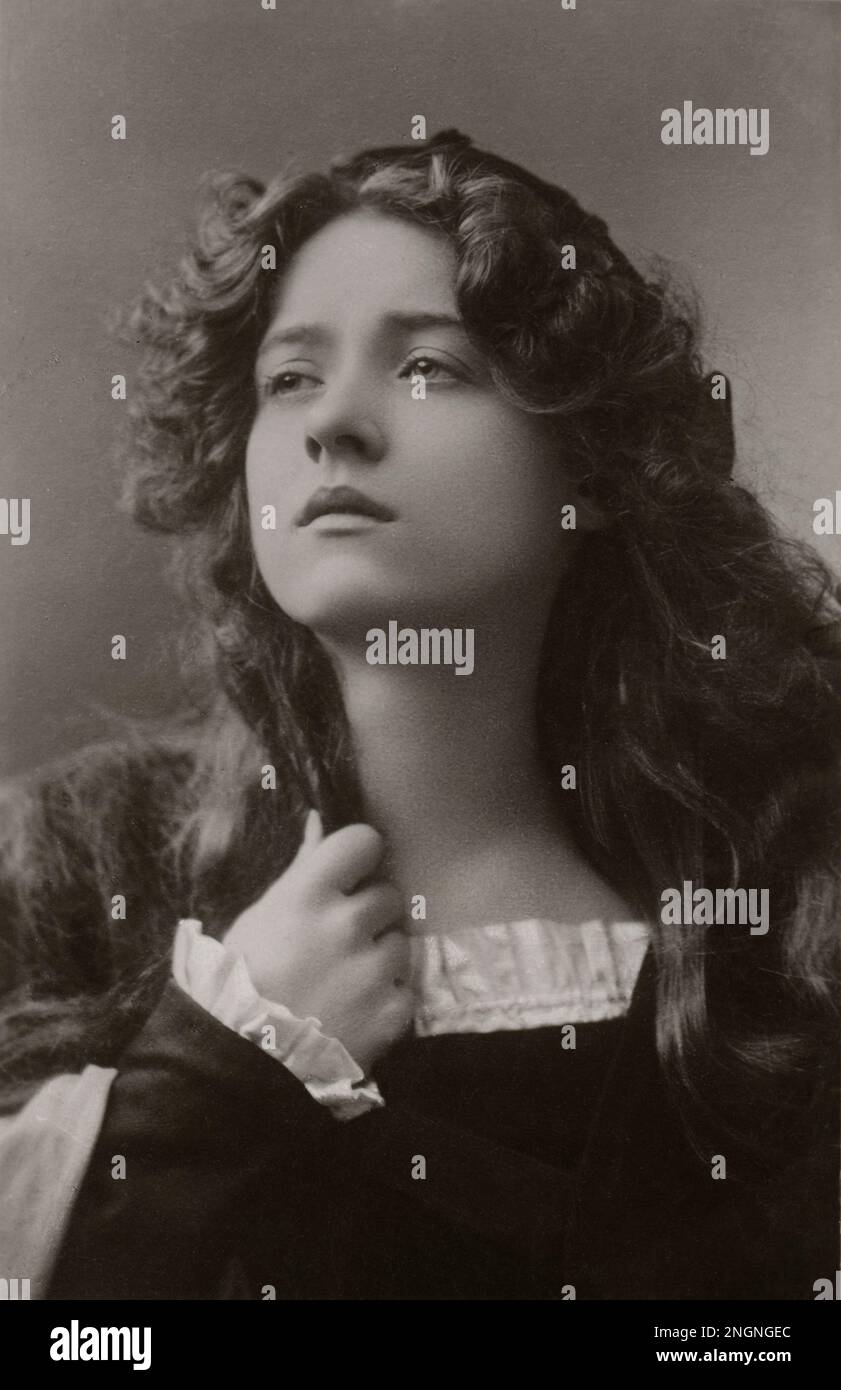 Maude Fealy - photo by James Purdy (Boston) 1902 - as Filiberta in 'The Cardinal' - restored from original Rotary 198 U postcard by Montana Photographer Stock Photo