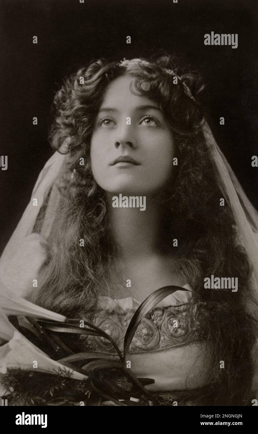 Maude Fealy - photo by James Purdy (Boston) 1902 - as Filiberta in 'The Cardinal' - restored from original Rotary 198 V postcard by Montana Photographer Stock Photo