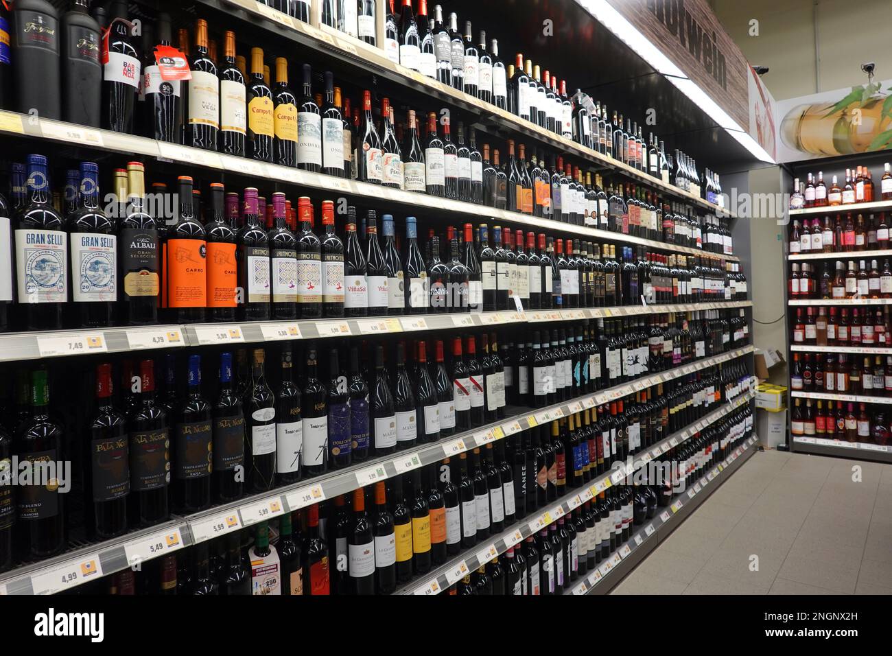 Symbolbild - reichhaltige Wein-Auswahl in einem Getränkemarkt Stock Photo