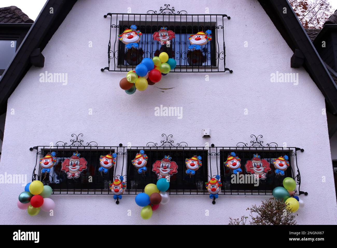 mit Clowns und Luftballons dekoriertes Haus an Karneval, Nordrhein-Westfalen, Deutschland 