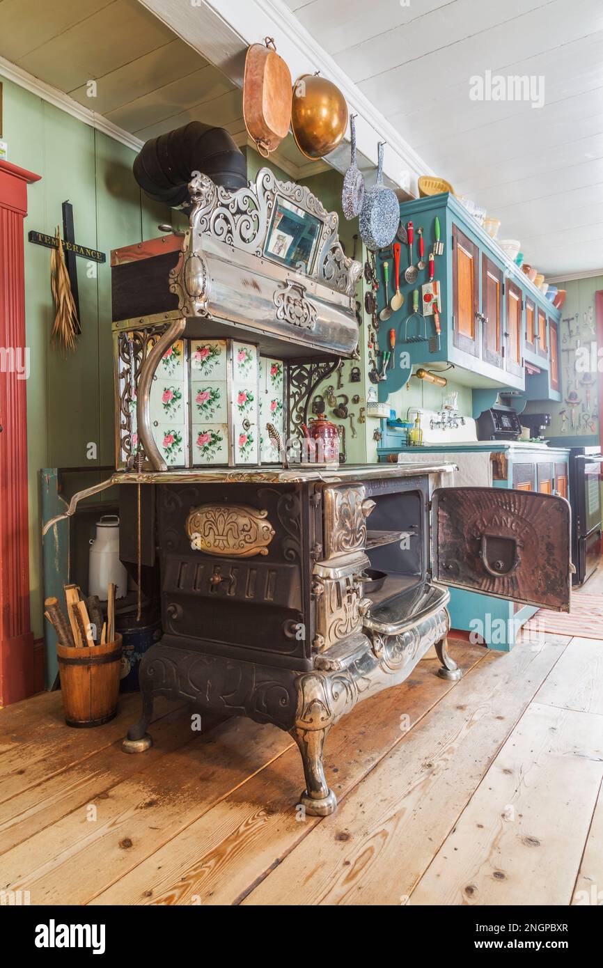 Antique 1915 Belanger Royal woodburning cooking stove and pinewood with linden wood in