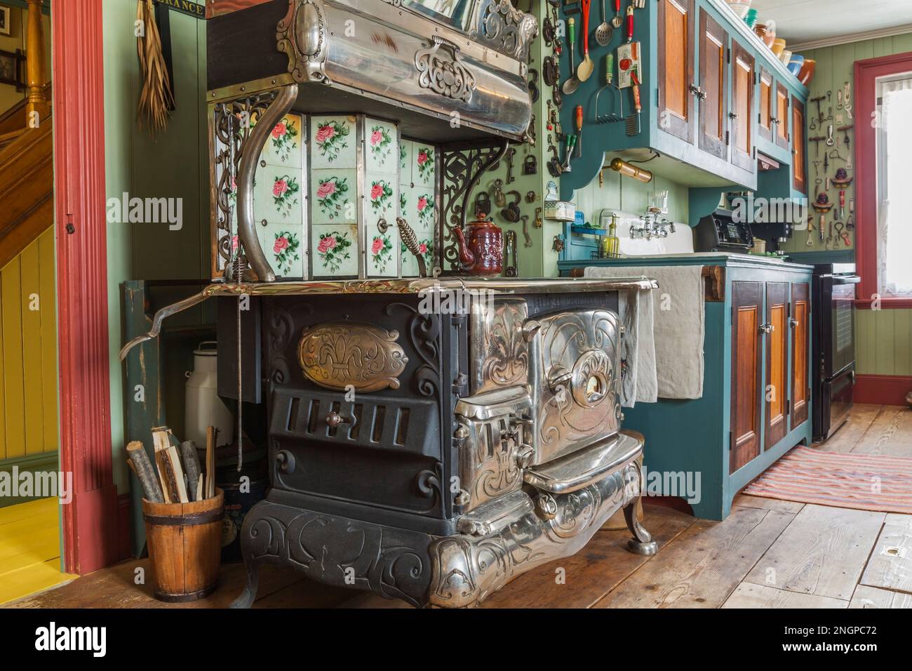 Antique 1915 Belanger Royal woodburning cooking stove and pinewood