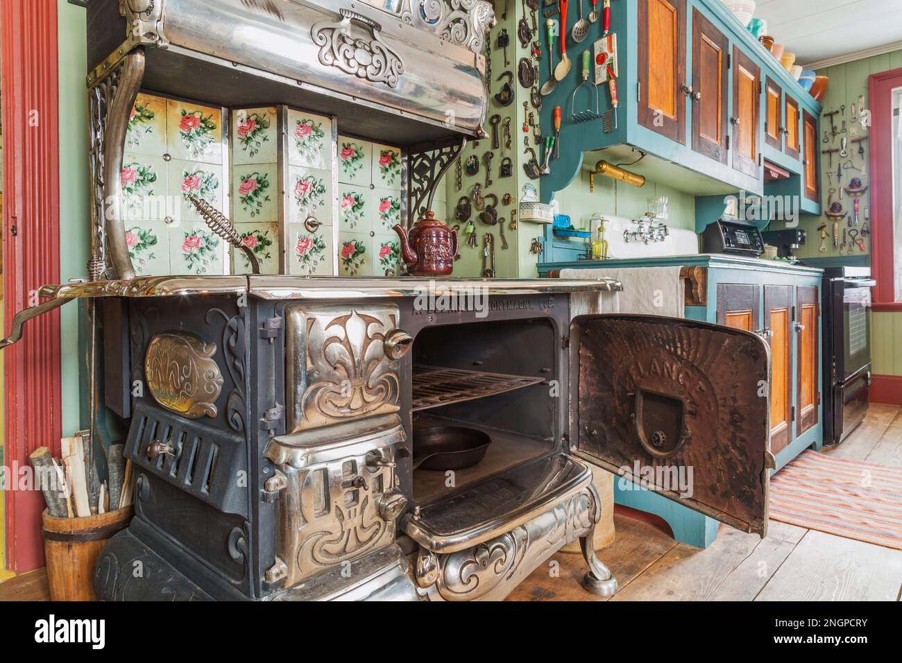 Antique 1915 Belanger Royal woodburning cooking stove and pinewood