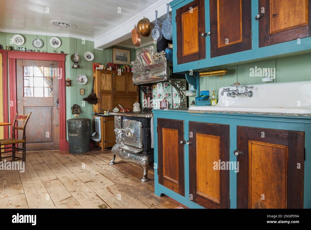 Pinewood with linden wood and antique 1915 Belanger Royal wood