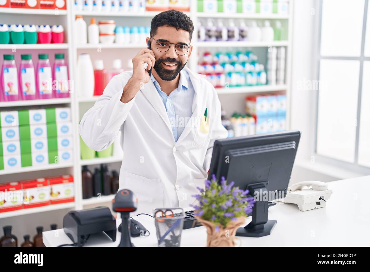 Arab pharmacist at counter hi-res stock photography and images - Alamy