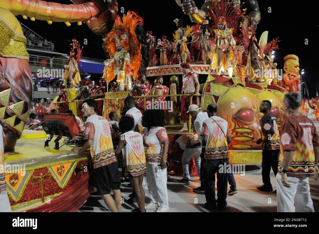 Rio De Janeiro, Brazil. 19th Feb, 2023. Problem in the coupling of the GRES  Unidos de Bangu float during the Serio Ouro Samba School Parade at the Rio  Carnival, held at the