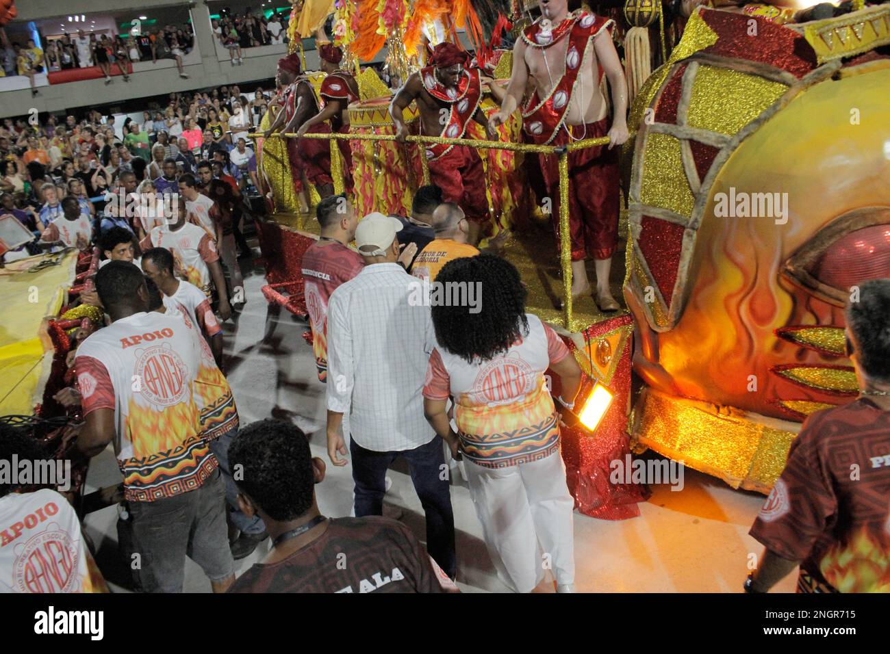 Rio De Janeiro, Brazil. 19th Feb, 2023. Problem in the coupling of the GRES  Unidos de Bangu float during the Serio Ouro Samba School Parade at the Rio  Carnival, held at the