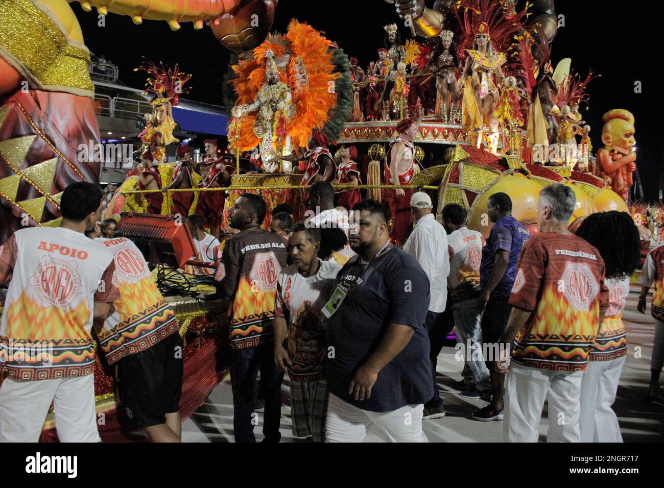 Rio De Janeiro, Brazil. 19th Feb, 2023. Problem in the coupling of the GRES  Unidos de Bangu float during the Serio Ouro Samba School Parade at the Rio  Carnival, held at the