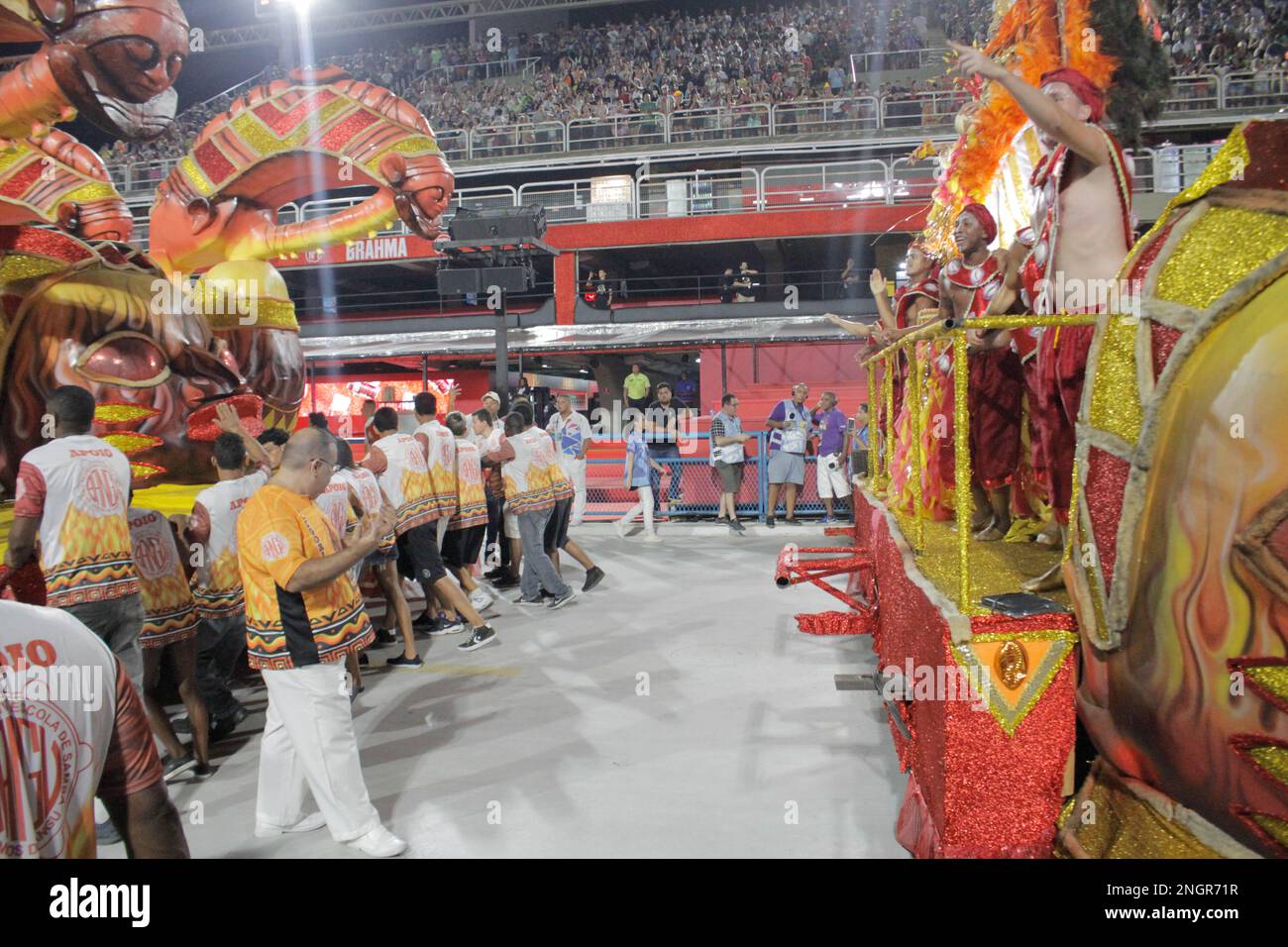 Rio De Janeiro, Brazil. 19th Feb, 2023. Problem in the coupling of the GRES  Unidos de Bangu float during the Serio Ouro Samba School Parade at the Rio  Carnival, held at the