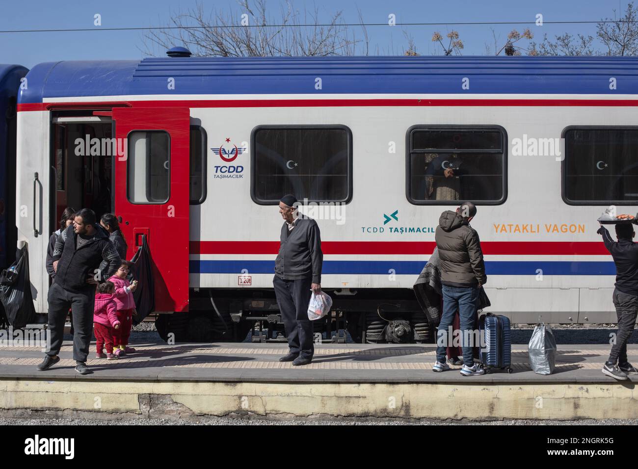 People wait evacuation train hi-res stock photography and images - Alamy