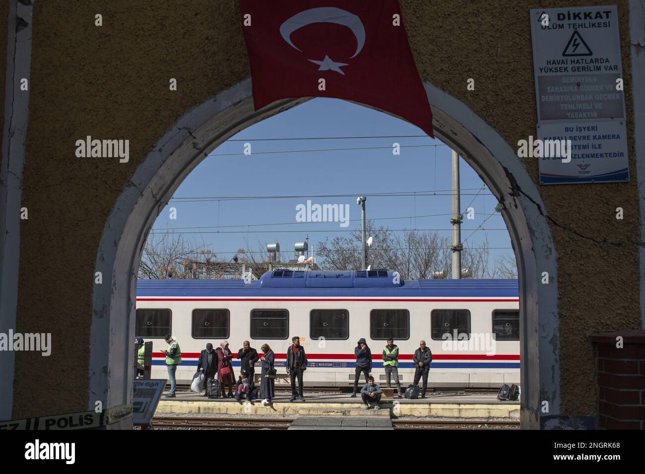 People wait evacuation train hi-res stock photography and images - Alamy
