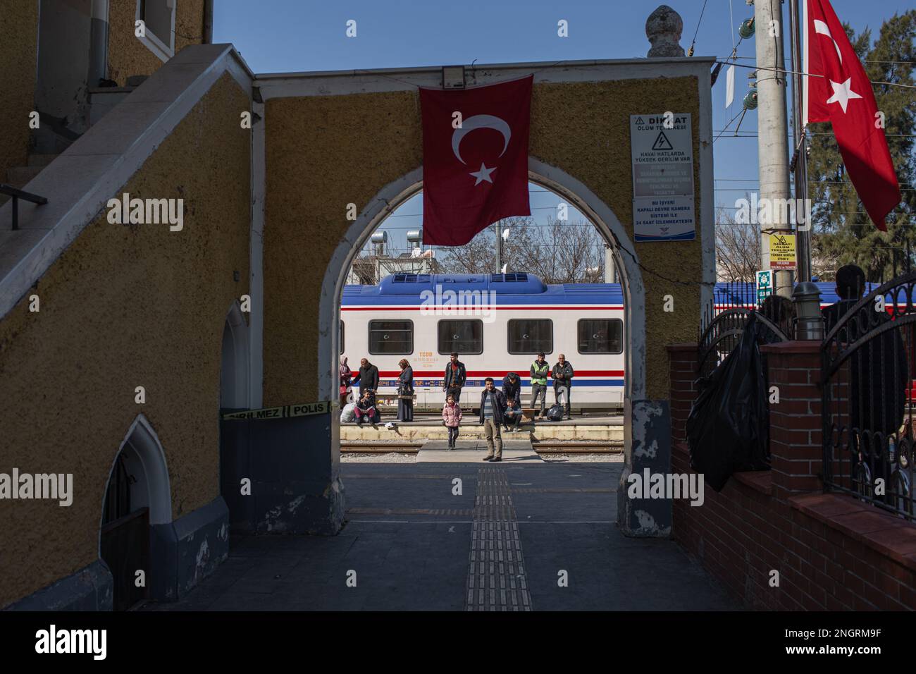 People wait evacuation train hi-res stock photography and images - Alamy