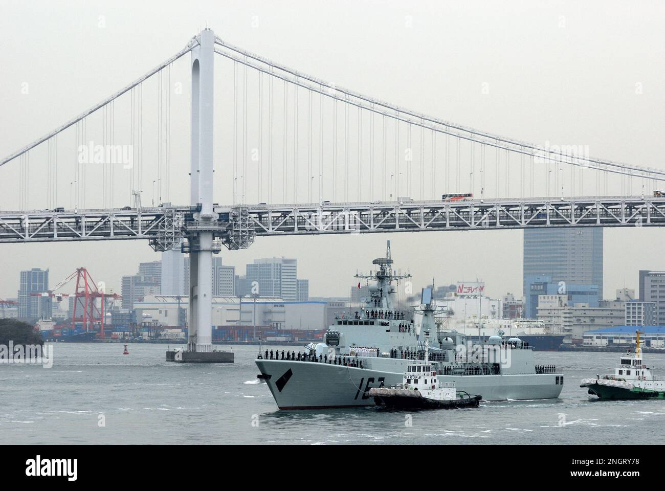 Tokyo, Japan - November 28, 2007: People's Liberation Army Navy PLANS Shenzhen (DDG-167) with Tokyo Rainbow Bridge. Stock Photo