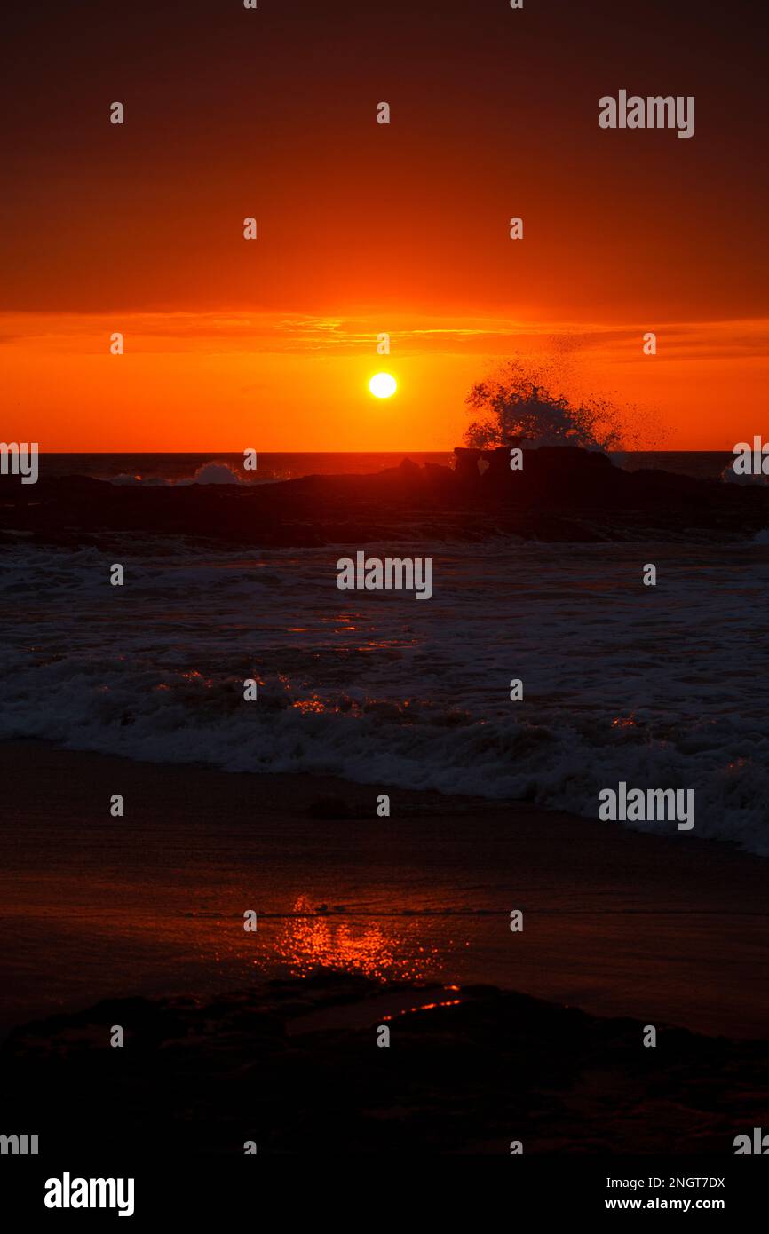 Ocean waves sunset hitting rocks hi-res stock photography and images ...