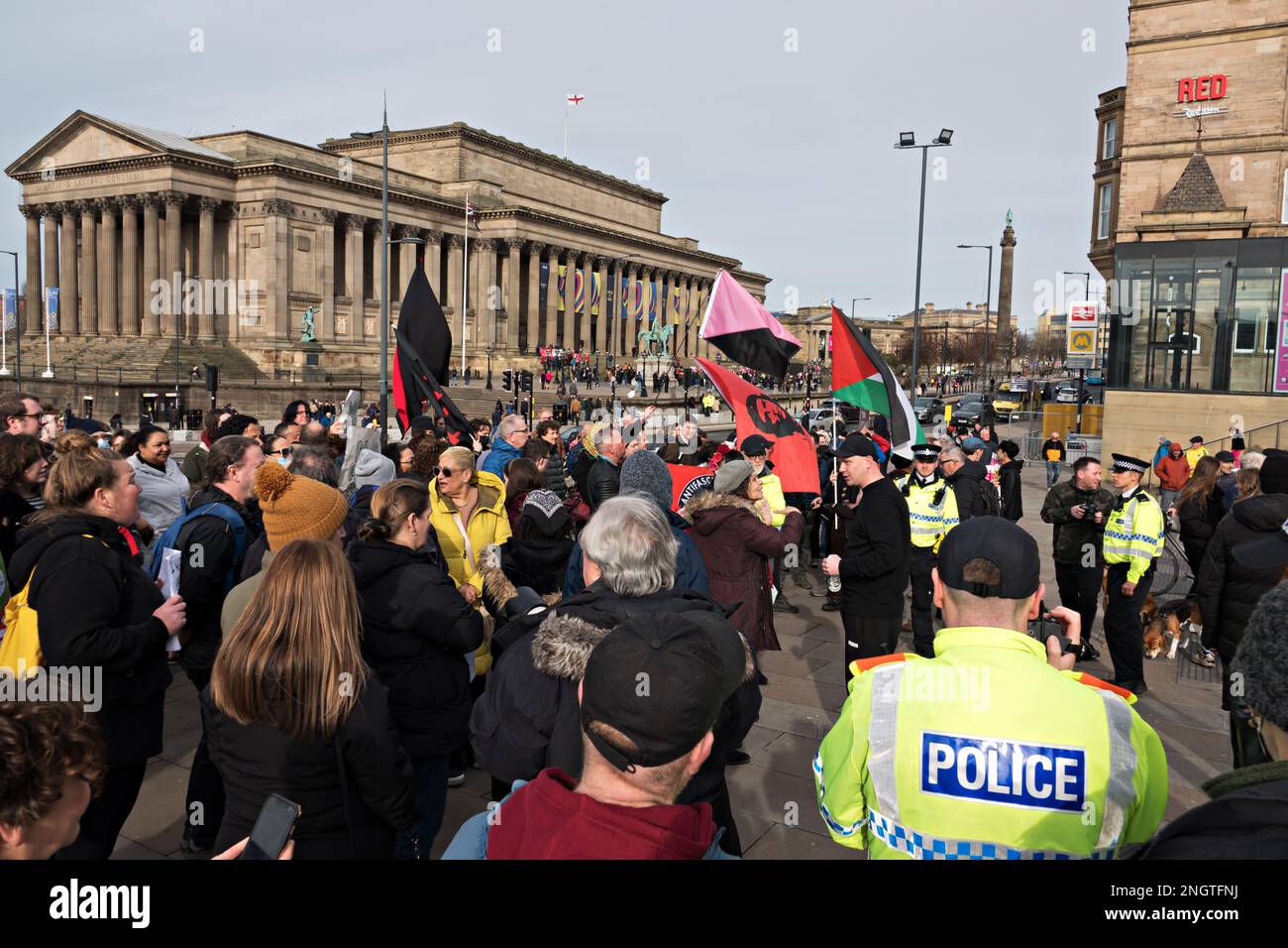 People of Liverpool confront a small group of around 10 anti-migrant demonstrators gathered outside Lime Street station at the Refugees welcome rally Stock Photo