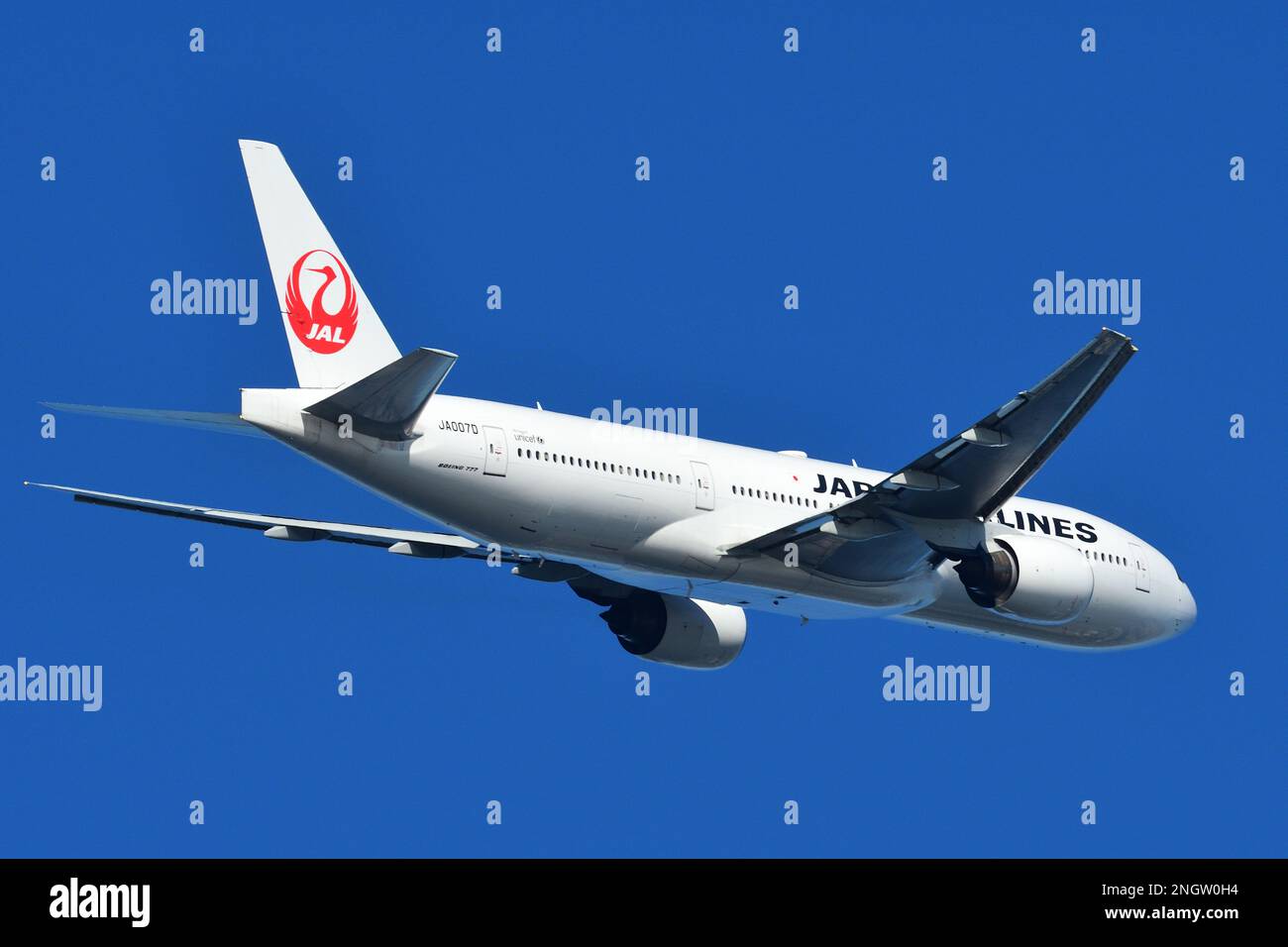 Tokyo, Japan - December 26, 2020: Japan Airlines (JAL) Boeing B777-200 (JA007D) passenger plane. Stock Photo