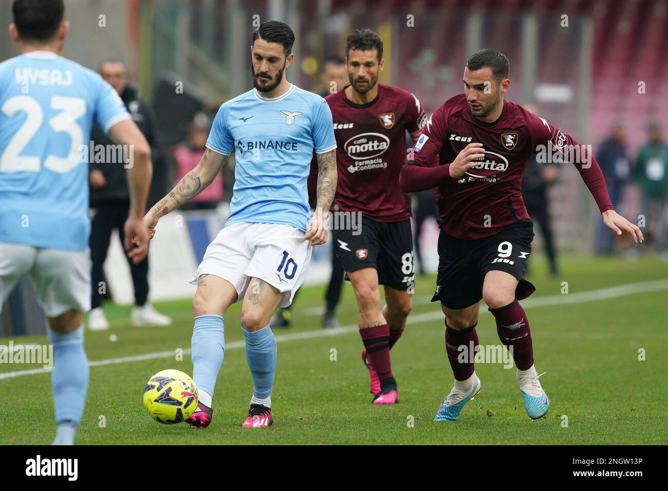 Salerno, Italy. 19th Feb, 2023. Luis Alberto of SS Lazio competes for the ball with Federico Bonazzoli of US Salernitana during the Serie A match between US Salernitana 1919 and Lazio at Stadio Arechi, Salerno, Italy on 19 February 2023. Credit: Giuseppe Maffia/Alamy Live News Stock Photo