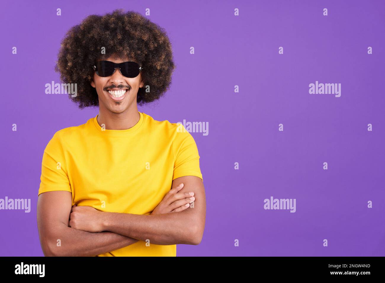 Happy african man with sunglasses smiling at the camera Stock Photo - Alamy