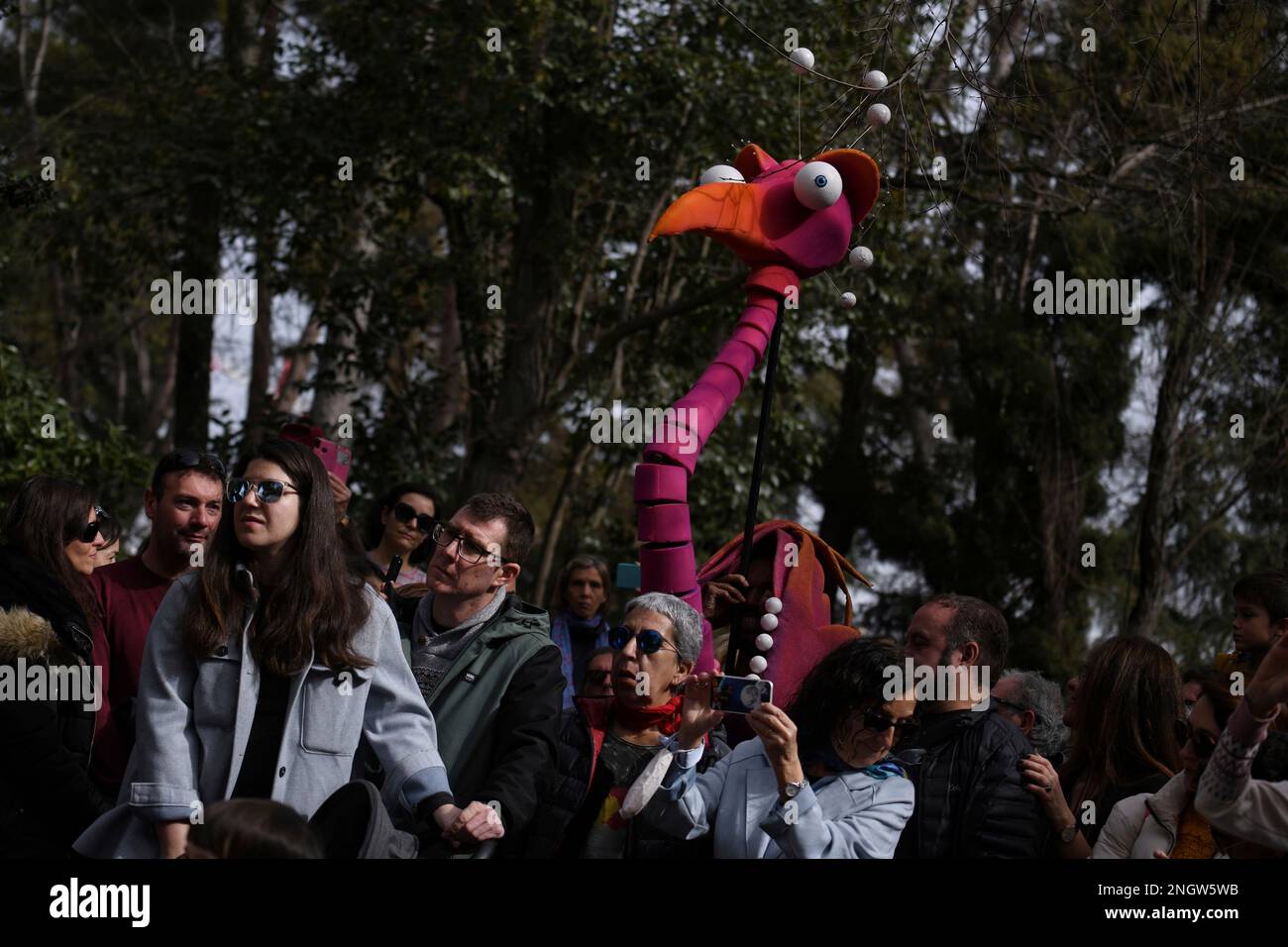 Several people attend the show 'La quinta en flor: entre flores y