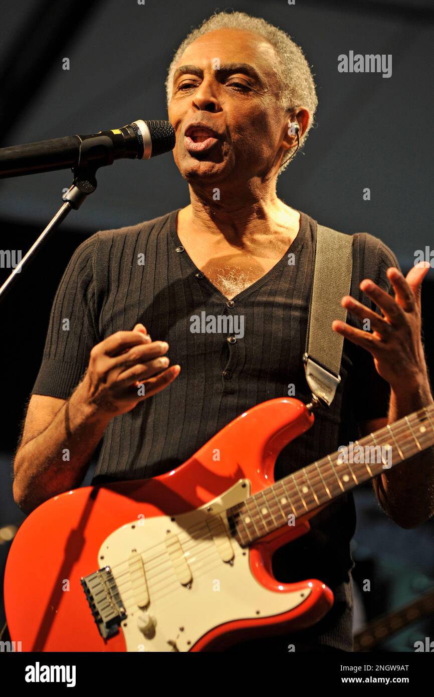 Gilberto Gil en concert au jazz festival de Dinant. Guitariste bresilien  melant jazz et musique bresilienne. | Gilberto Gil is a famous bresilian  gui Stock Photo - Alamy