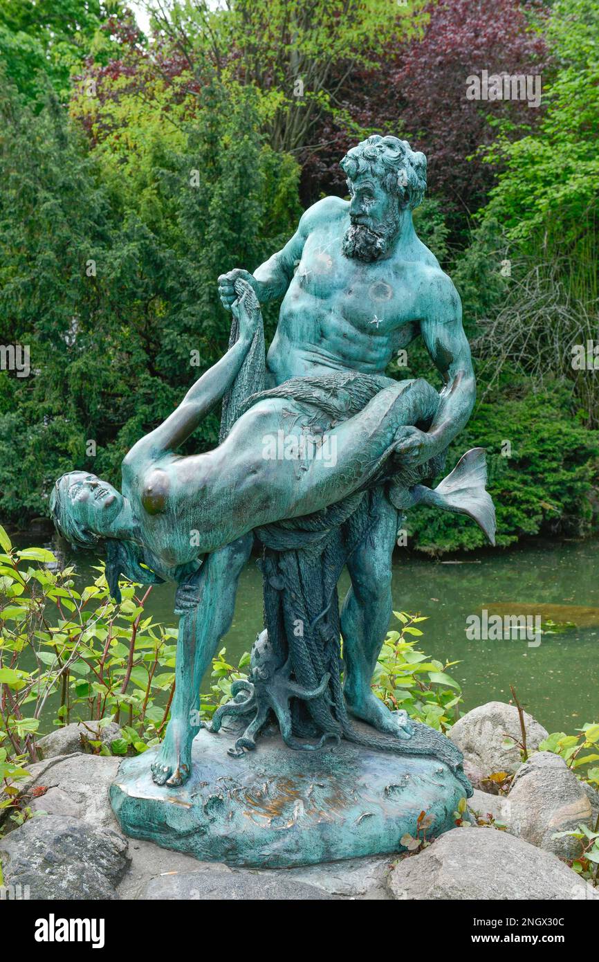 The rare catch, bronze sculpture by Ernst Herter, lake by the waterfall, Viktoriapark, Kreuzberg