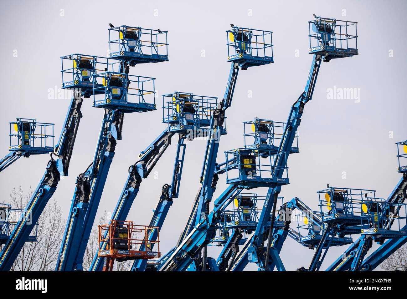 Boom lifts hi-res stock photography and images - Alamy