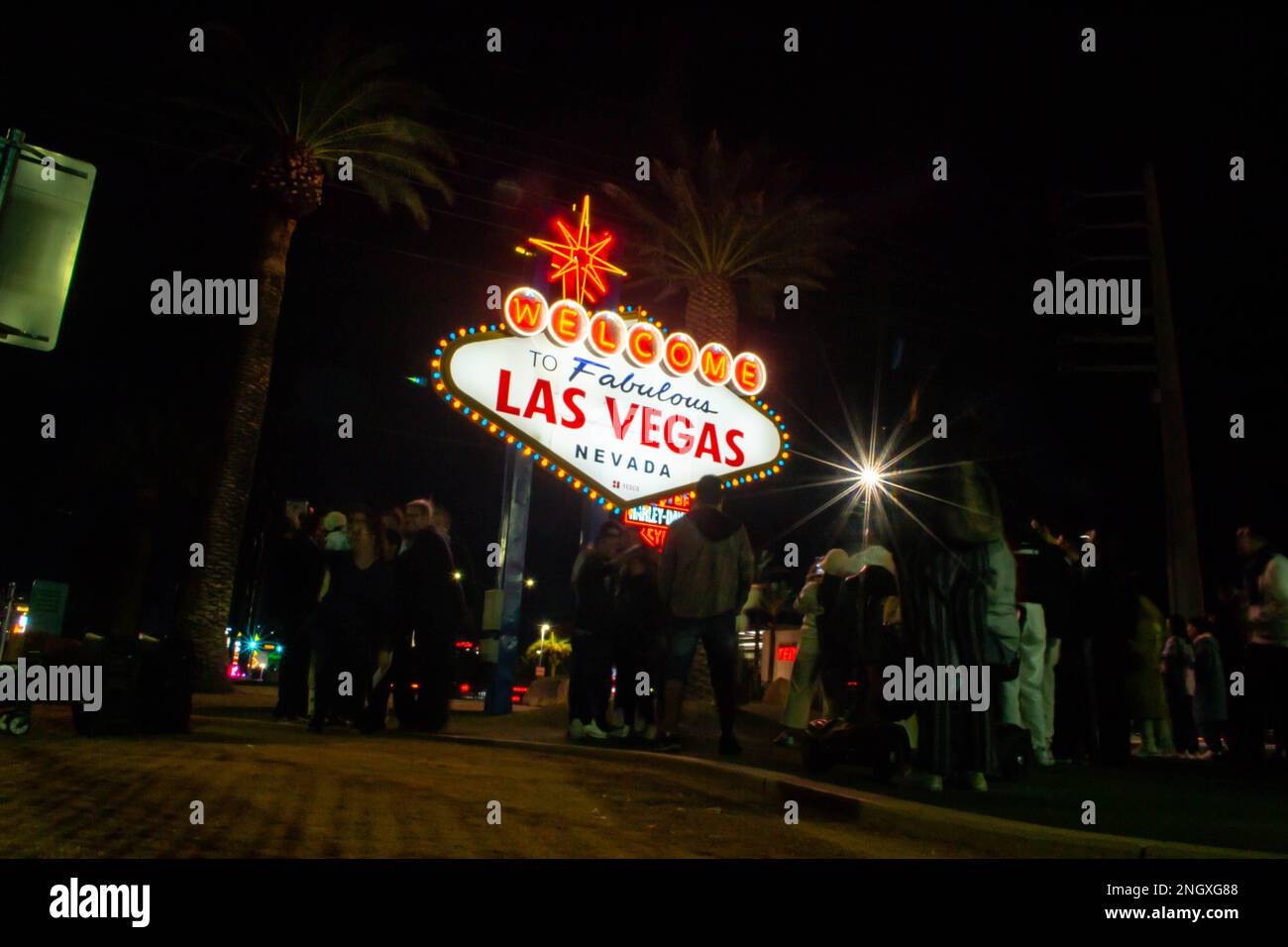 The Welcome to Las Vegas sign at night Stock Photo - Alamy