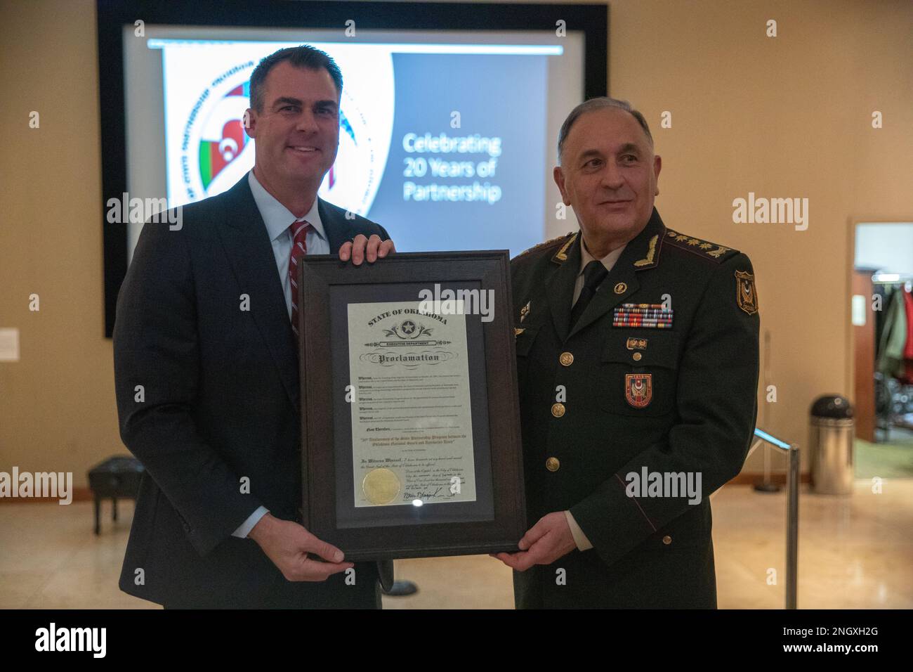 Governor Kevin Stitt presents Colonel General Karim Valiyeva, First Deputy Minister of Defense and Chief of the General Staff of the Azerbaijan Army, a proclamation at the Oklahoma City Museum of Art, November 30, 2022. Oklahoma National Guard leaders and a delegation from Azerbaijan met to celebrate 20 years of the state partnership program between Oklahoma and Azerbaijan. (Oklahoma National Guard photo by Sgt. Reece Heck) Stock Photo