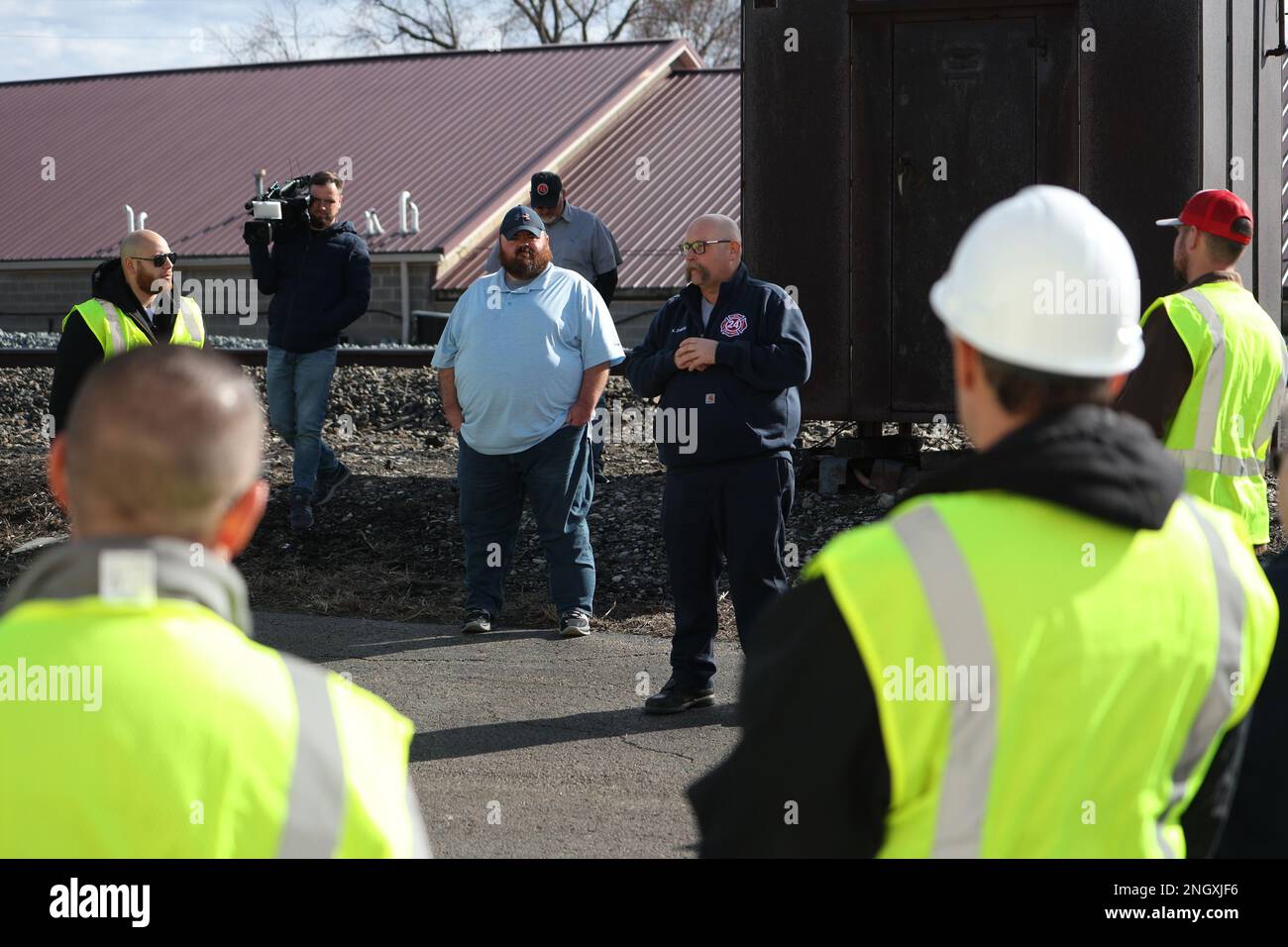 East Palestine, OH, USA. 19th Feb, 2023. Mayor of East Palestine, Ohio, Trent Conaway and Fire Department Chief Keith Drabick gather with members of the Ohio EPA and members of FEMA more than 2 weeks after a train derailment containing toxic chemicals were released into the air, soil and surface water on February 19, 2023 in East Palestine, Ohio. Credit: Mpi34/Media Punch/Alamy Live News Stock Photo