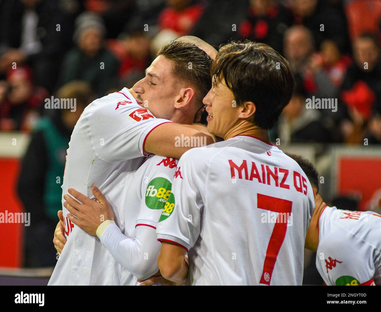 Leverkusen, North Rhine-Westphalia, Germany. 19th Feb, 2023. 1. FSV Mainz 05 goalscorer ANTHONY CACI (19, center) gets a hug from teammates, including JAE-SUNG LEE (7, right) after scoring the first goal in the Bundesliga match between Bayer 04 Leverkusen and 1. FSV Mainz 05 in the BayArena in Leverkusen, Germany on February 19, 2023. (Credit Image: © Kai Dambach/ZUMA Press Wire) EDITORIAL USAGE ONLY! Not for Commercial USAGE! Stock Photo