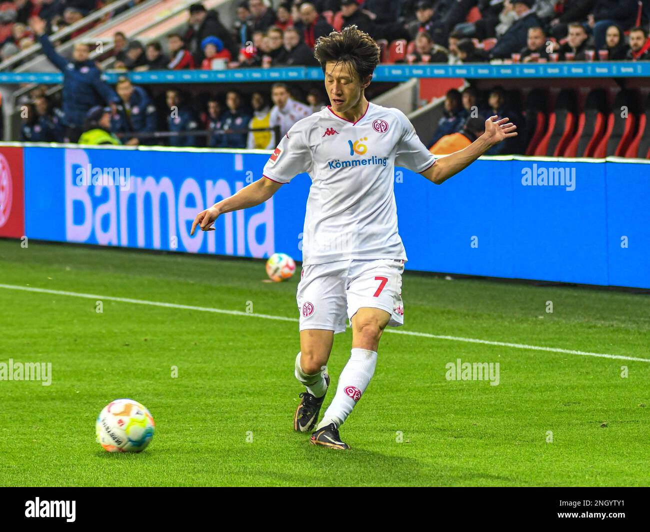 Leverkusen, North Rhine-Westphalia, Germany. 19th Feb, 2023. 1. FSV Mainz midfielder JAE-SUNG LEE (7) attempts a pass in the Bundesliga match between Bayer 04 Leverkusen and 1. FSV Mainz 05 in the BayArena in Leverkusen, Germany on February 19, 2023. (Credit Image: © Kai Dambach/ZUMA Press Wire) EDITORIAL USAGE ONLY! Not for Commercial USAGE! Stock Photo