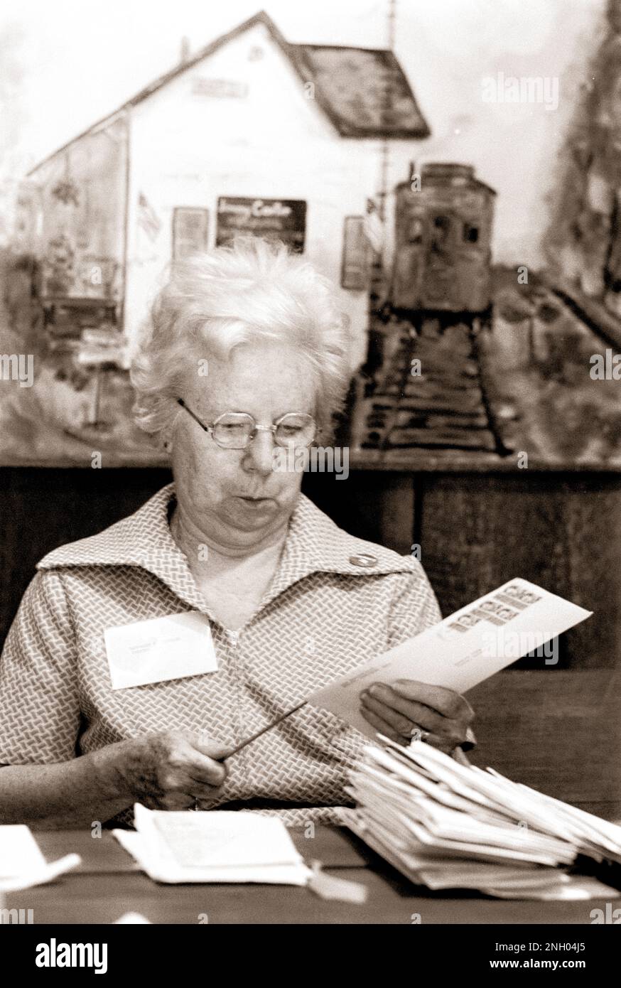 Jimmy Carter Presidential Campaign volunteers open thousands of letters