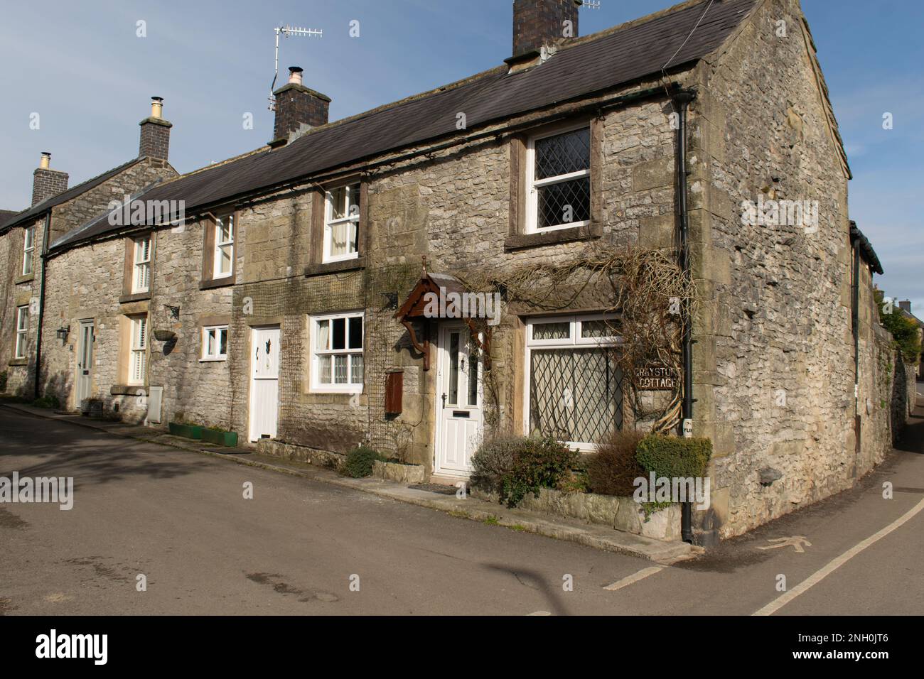 Row of stone cottages on Moor Lane. Derbyshire Dales.Youlgreave, Bakewell, Derbyshire, UK. Stock Photo