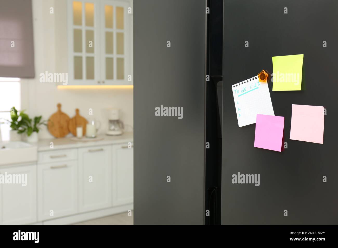 To-do list on fridge in kitchen Stock Photo - Alamy